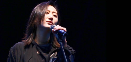 不簽公司不雇經(jīng)紀(jì)人,卻能接二連三創(chuàng)造神曲,今年演出被迫中止